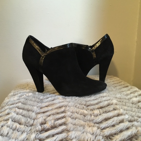 💕Nine West Black Suede Taglia Staked Heel Bootie - Picture 4 of 8